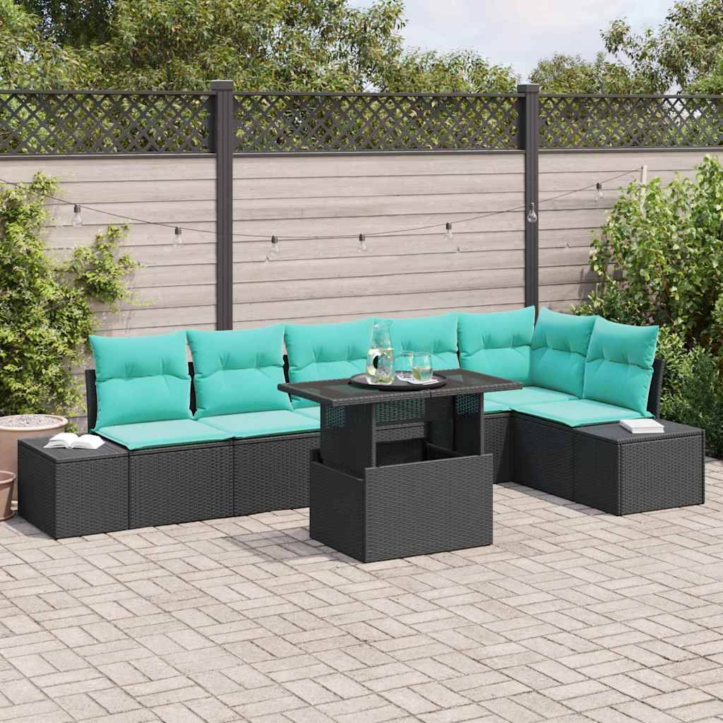 Gartenmöbelset mit schwarzem Polyrattan-Ecksofa und türkisfarbenen Kissen um einen quadratischen Couchtisch auf einer gepflasterten Terrasse im Hinterhof.