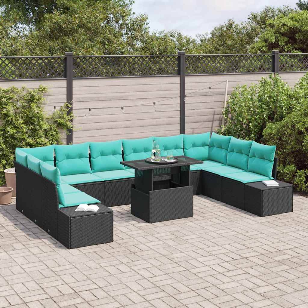 Sitzgarnitur für die Terrasse im Freien mit türkisfarbenen Kissen und schwarzen Rattanrahmen, die um einen quadratischen Tisch auf einer gepflasterten Terrasse angeordnet sind.