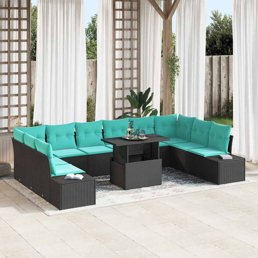 Outdoor-Terrassenmöbel-Set mit schwarzen Polyrattan-Modularsofas und türkisfarbenen Kissen um einen kleinen quadratischen Tisch unter einer Pergola.