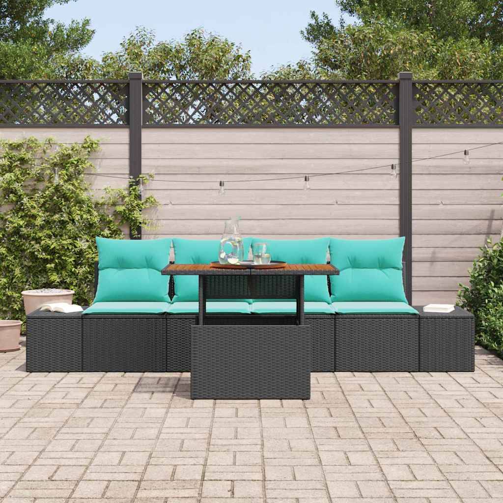 Gartenmöbelset für die Terrasse mit türkisfarbenen Kissen und einem kleinen Tisch, angeordnet auf einem gepflasterten Innenhof neben einem Zaun und Grünflächen.