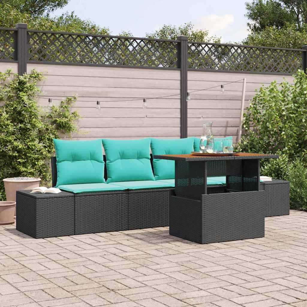 Überdachte Terrasse mit schwarzem Rattan-Ecksofa und passendem Tisch, türkisfarbenen Kissen und einem Glastisch für Getränke vor einem eingezäunten Gartenhintergrund.