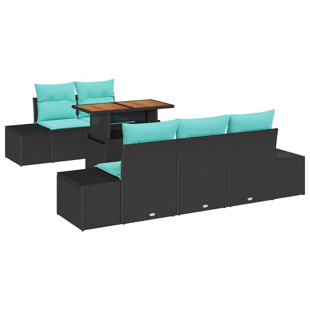 Outdoor-Sitzgarnitur mit schwarzen Polyrattan-Sofas, türkisfarbenen Kissen und passendem Tisch mit Holzplatte.