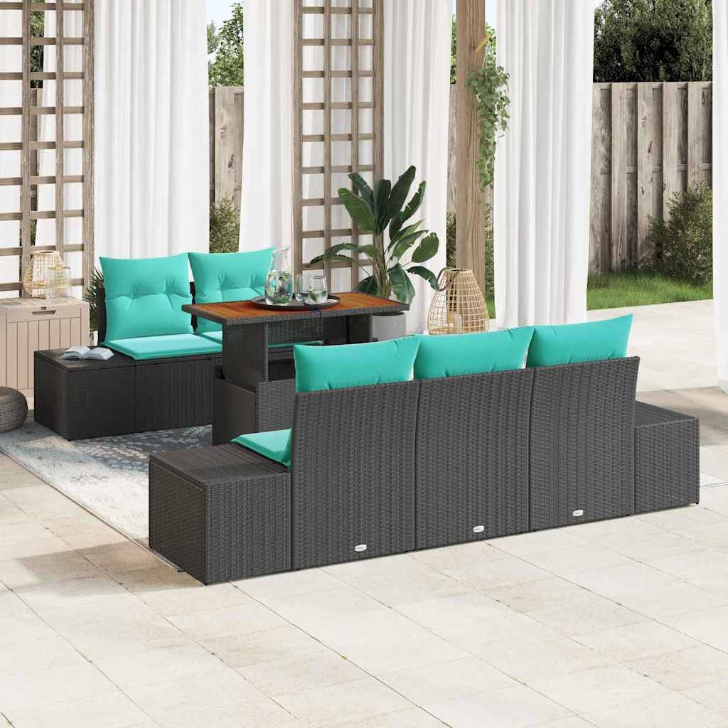 Sitzmöbel-Set für die Terrasse im Freien mit dunkelgeflochtenem Sofa, türkisfarbenen Kissen, passendem Tisch und hellem Teppich auf einer hellen, verglasten Veranda.