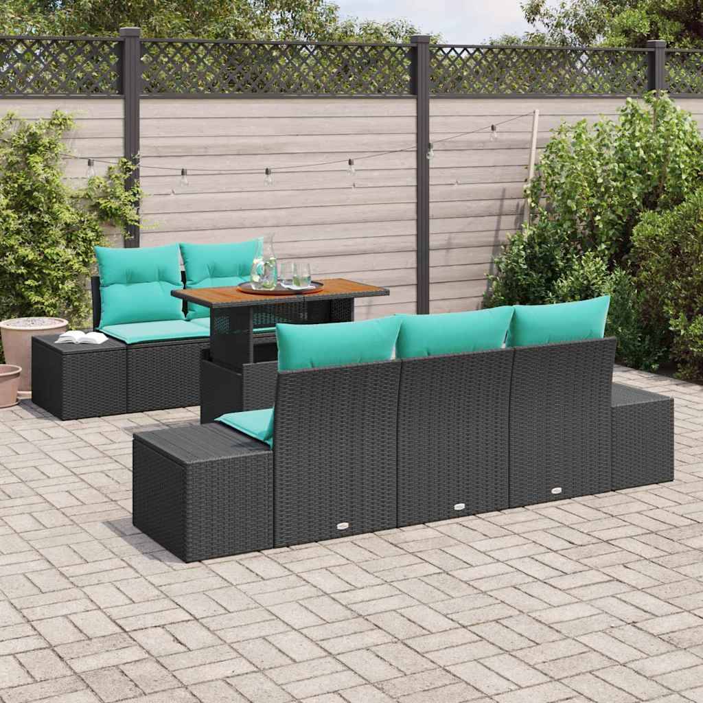 Outdoor-Sitzgarnitur für die Terrasse mit dunklen Rattanmöbeln, türkisfarbenen Kissen und einem kleinen Tisch auf einer gepflasterten Gartenterrasse.