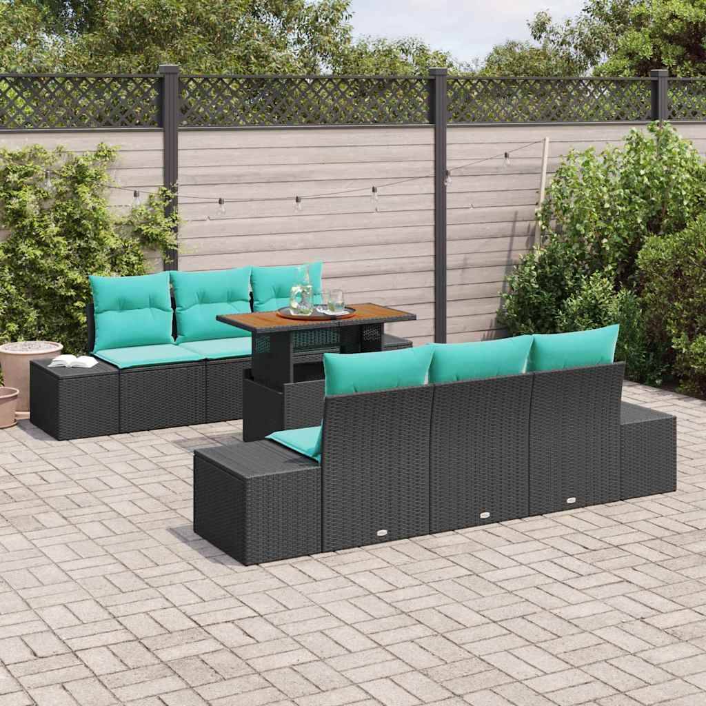 Outdoor-Sitzmöbel-Set mit schwarzen Rattanmöbeln, türkisfarbenen Kissen und einem kleinen Tisch auf einer gepflasterten Terrasse im Hinterhof.