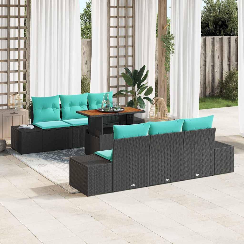 Outdoor-Terrassenmöbel-Set mit zwei dunklen Rattansofas, türkisfarbenen Kissen und einem kleinen Tisch auf einer gekachelten Veranda.