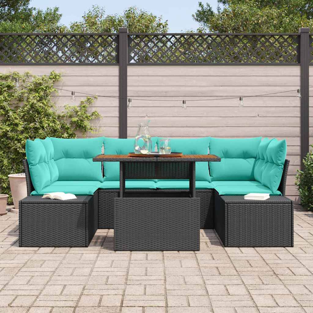 Gartenmöbel-Set für die Terrasse mit türkisfarbenen Kissen, schwarzem Rattansofa und Ottomanen sowie einem Tisch mit Getränken auf einer gepflasterten Terrasse.