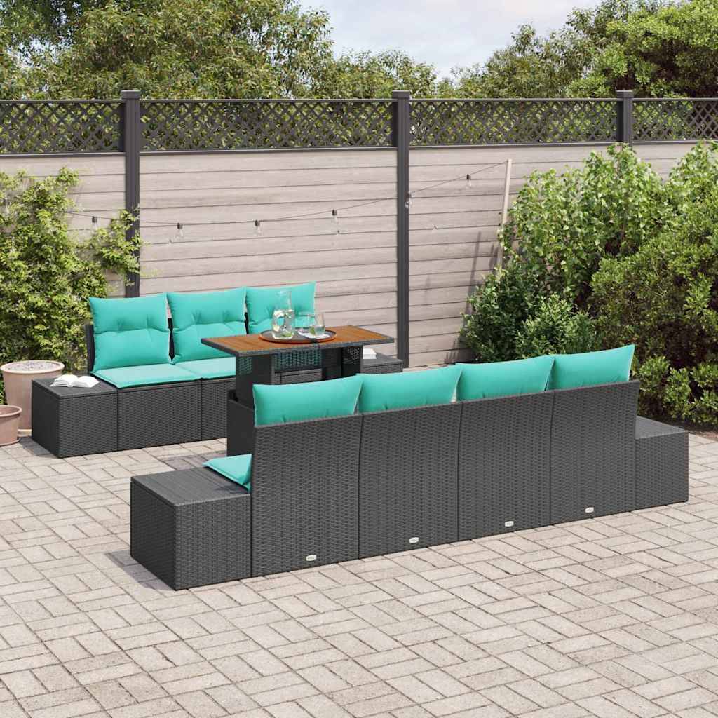 Outdoor-Terrasse mit dunklem geflochtenem Rattansektional-Sitzmöbel und türkisfarbenen Kissen um einen kleinen Tisch auf einer gepflasterten Terrasse, mit Zaun und Grünflächen dahinter.