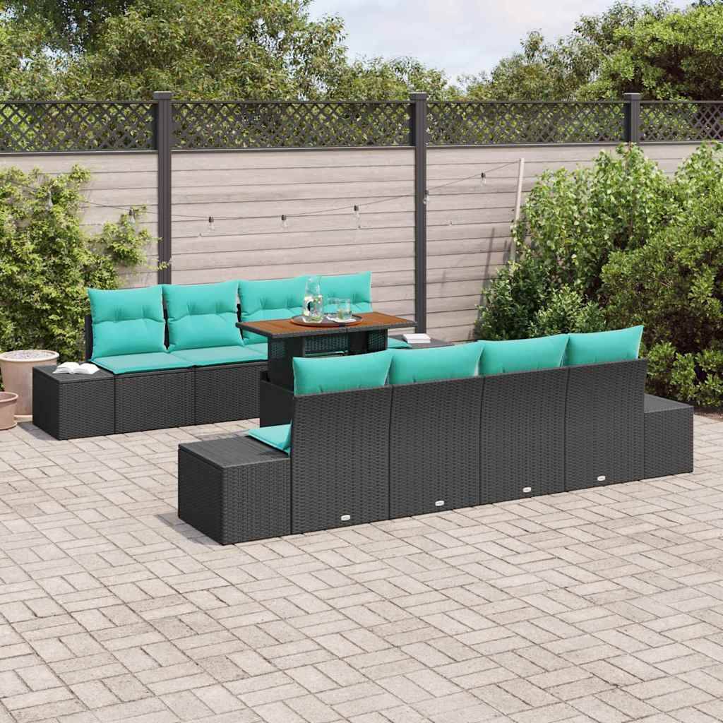 Zwei schwarze Korbgartensofas mit türkisen Kissen und ein kleiner Tisch auf einer gepflasterten Terrasse, neben Sträuchern und einem Sichtschutzgartenzaun.