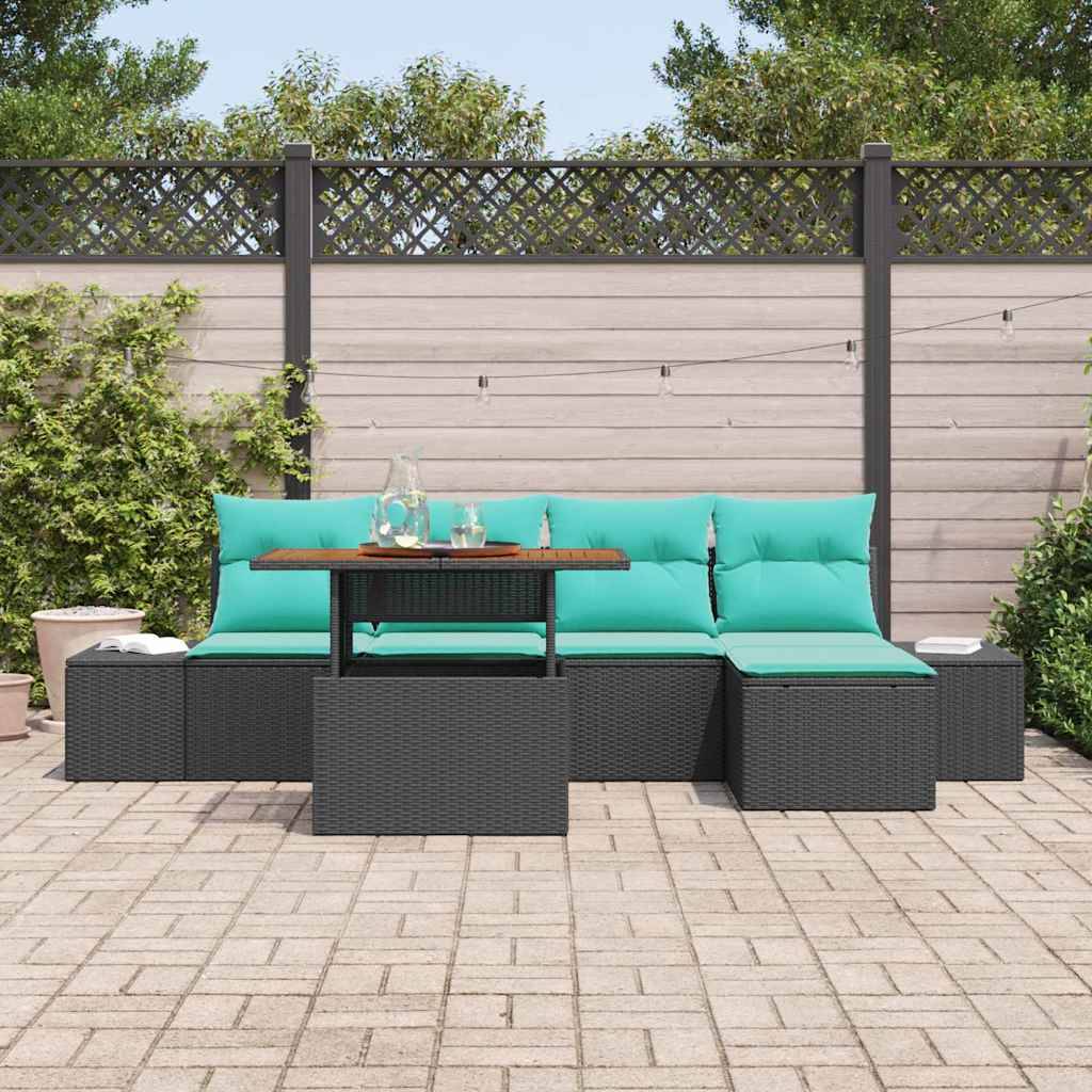 Sitzmöbel für die Außenterrasse mit türkisfarbenen Kissen und einem kleinen Tisch auf einer gepflasterten Terrasse, vor einem Zaun und Grünflächen.