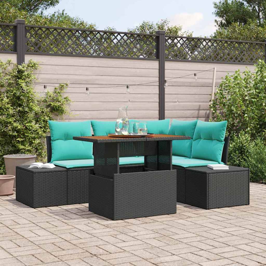 Gartensitzgruppe im Freien mit türkisfarbenen Kissen und schwarzen Sofas im Rattanstil, die um einen quadratischen Tisch auf einer gepflasterten Terrasse angeordnet sind.