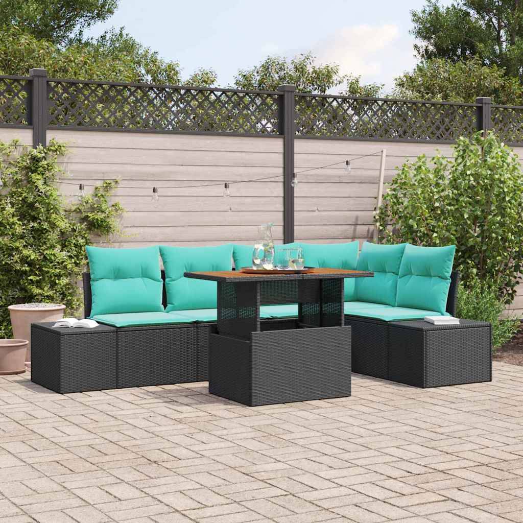 Outdoor-Terrassensektion-Sofa mit türkisen Kissen und dunklem Tisch, angeordnet auf einer gepflasterten Terrasse neben einem Zaun und Grünflächen.