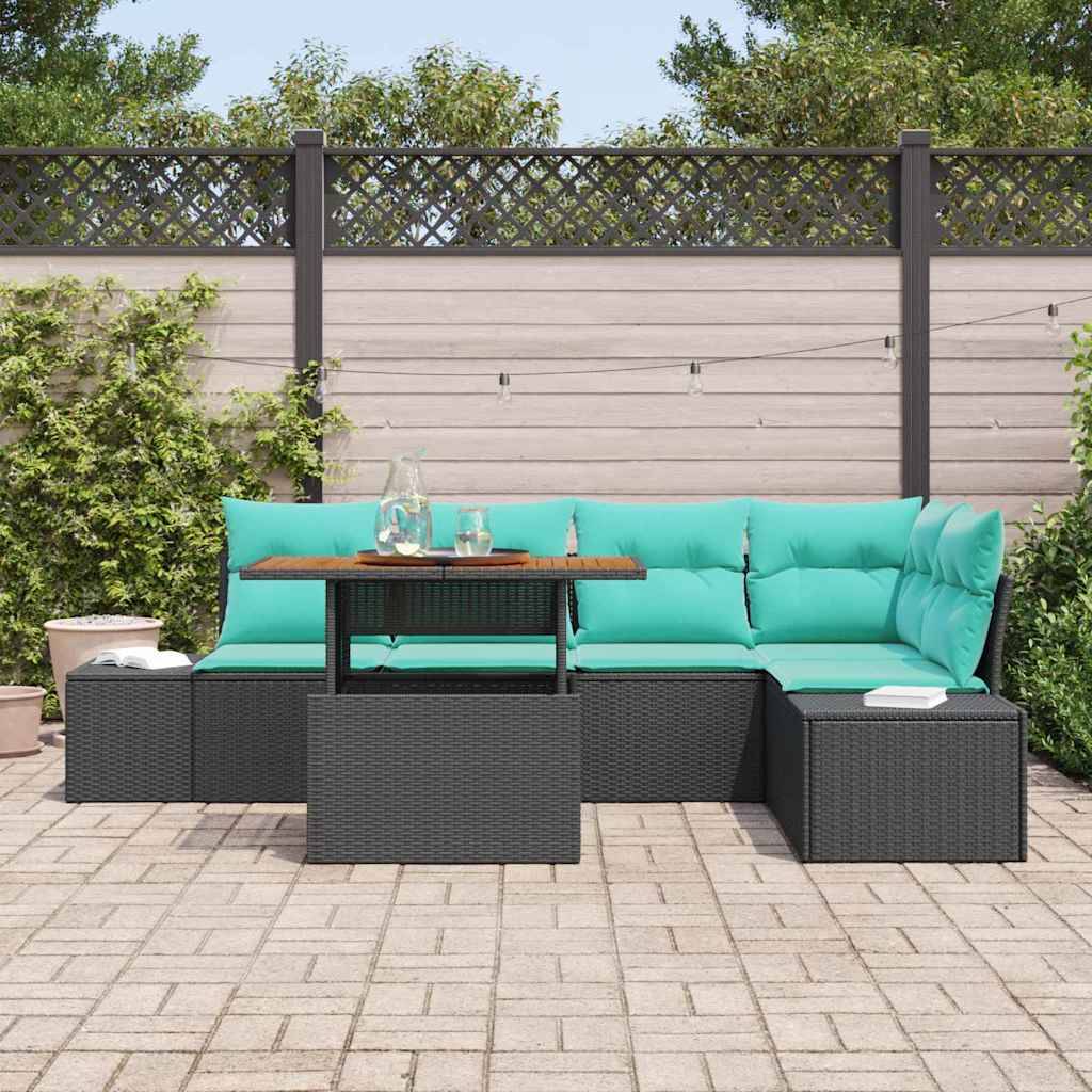 Gartenmöbel-Sitzgruppe mit türkisfarbenen Kissen, dunkles Rattan-Sofa und Hocker sowie ein kleiner Tisch auf einer gepflasterten Terrasse im Hinterhof.