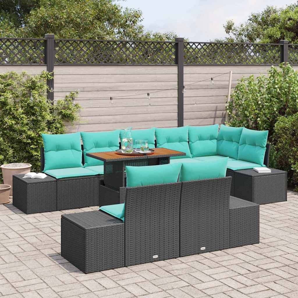 Outdoor-Terrassenmöbel-Loungeset mit türkisfarbenen Kissen, dunklem Rattangeflecht und einem Holzcouchtisch auf einer gepflasterten Terrasse im Hinterhof.