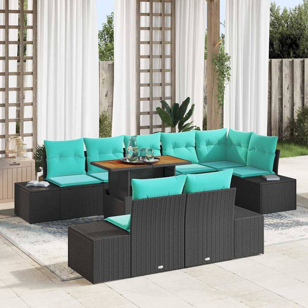 Gartenmöbel-Loungegarnitur im Freien mit schwarzen Rattangestellen, türkisfarbenen Kissen und einem zentralen Tisch auf einem Teppich unter einer Pergola.