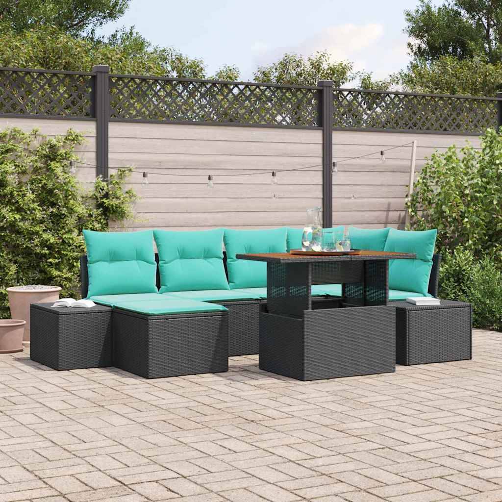 Gartenmöbelset für die Terrasse mit türkisfarbenen Kissen, modulare dunkle Rattansessel, Fußhocker und ein niedriger Tisch auf einer gepflasterten Terrasse neben einem Zaun und Büschen.