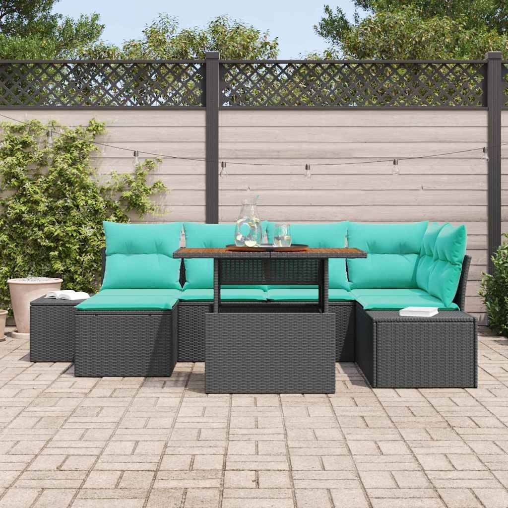 Gartenbereich mit Sitzmöbeln, türkisfarbenen Kissen und Holztisch auf gepflastertem Innenhof, an einem Sichtschutz-Zaun und umgeben von Grünflächen.
