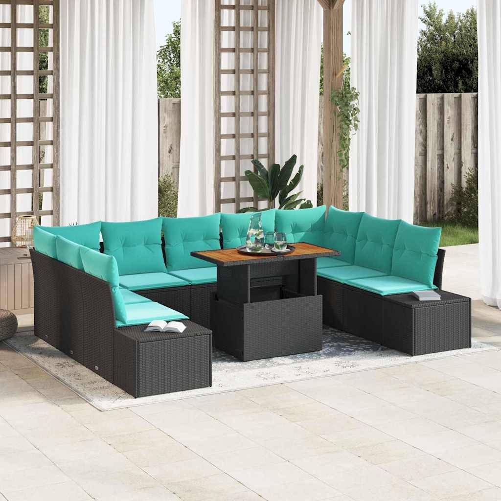 Outdoor-Terrassenabschnittssofaset mit türkisfarbenen Kissen, dunklem Rattanrahmen und einem quadratischen Tisch auf einem hellen Teppich unter einer überdachten Terrasse.