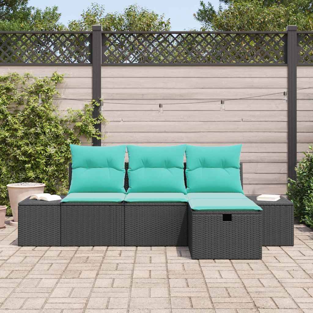 Outdoor-Terrassensektion Sofa mit türkisen Kissen und schwarzem Rattanrahmen gegen einen Sichtschutzzaun.
