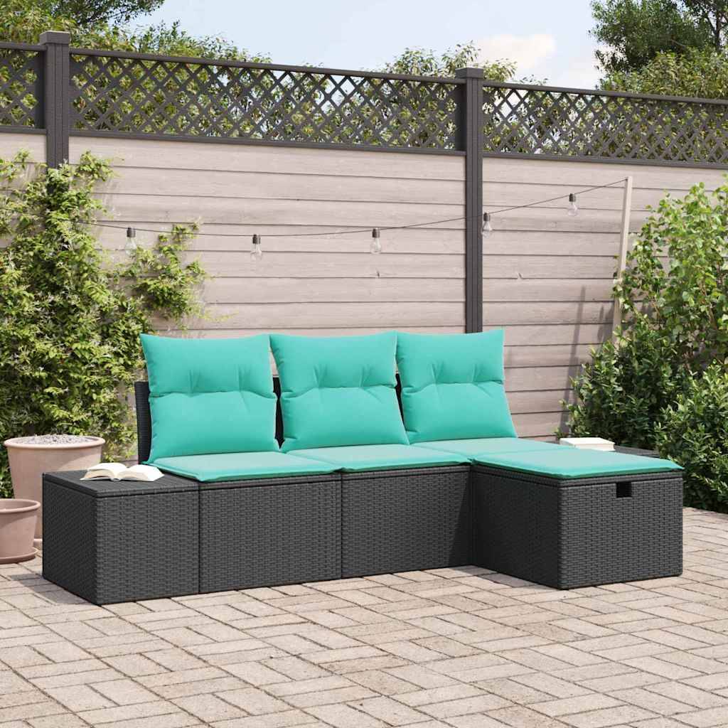 Outdoor-Terrassensektional mit türkisfarbenen Kissen und schwarzen Rattan-Stauraum-Ottoman-ähnlichen Sitzplätzen gegen einen Gartenzaun