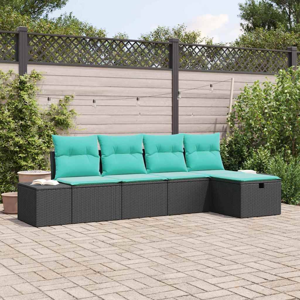 Outdoor-Patio-Sofagarnitur mit türkisfarbenen Kissen und dunkler Rattanbasis auf einer gepflasterten Terrasse, umgeben von Gartenpflanzen und einem Zaun.
