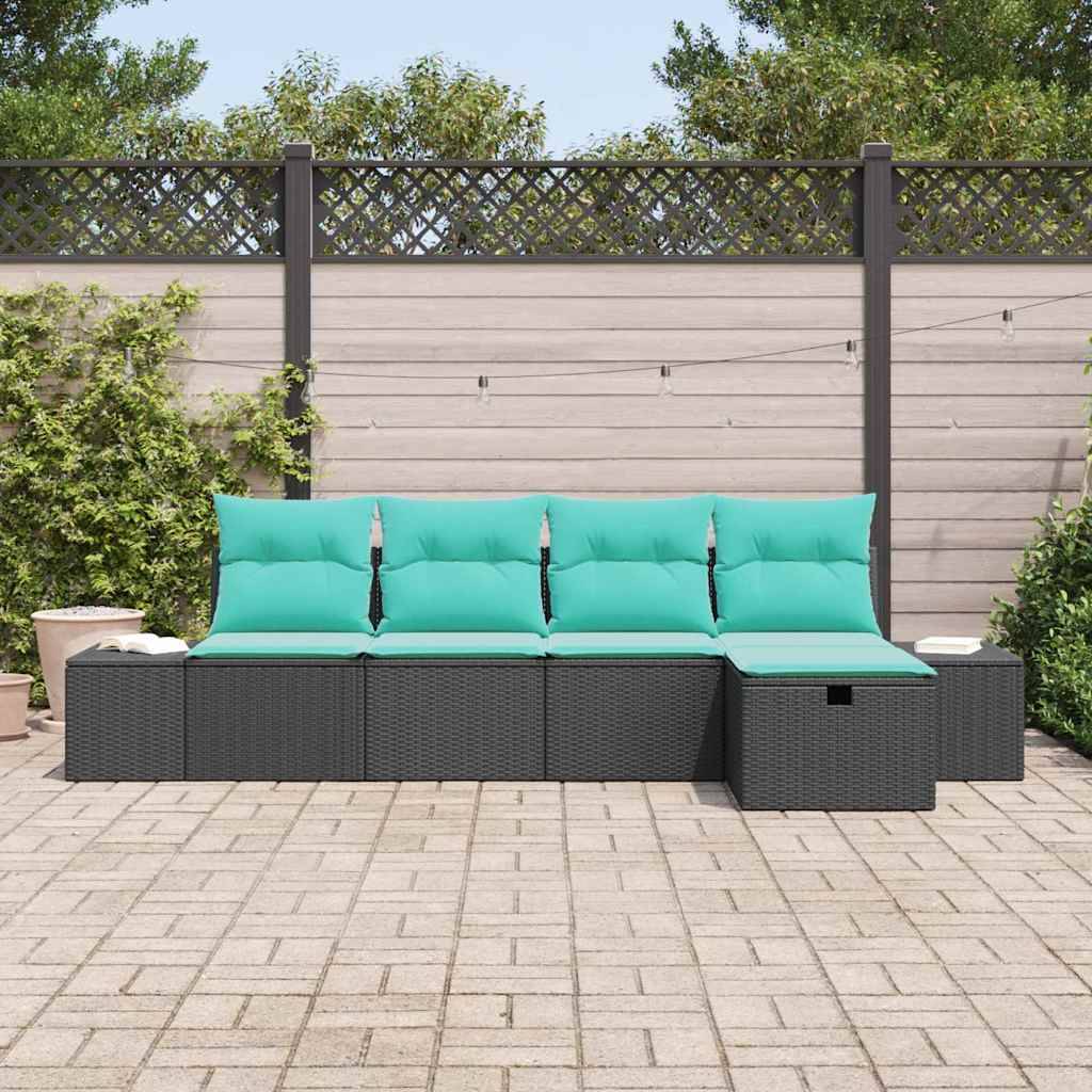 Outdoor-Lounge-Sofa mit türkisfarbenen Kissen auf einer gepflasterten Terrasse, vor einem Zaun und Grünflächen.
