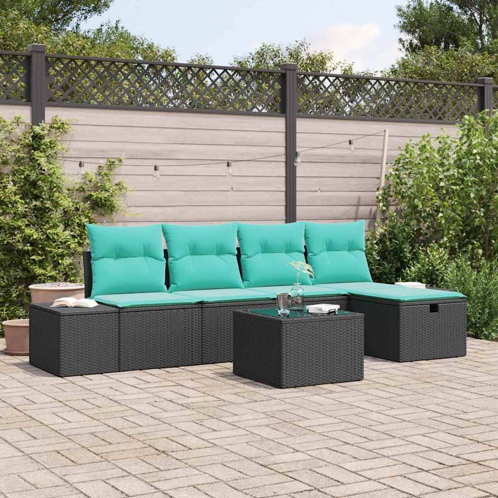 Outdoor-Terrasse mit schwarzem Rattanecksofa, türkisfarbenen Kissen, passendem Hocker und Couchtisch in einer Gartenumgebung.