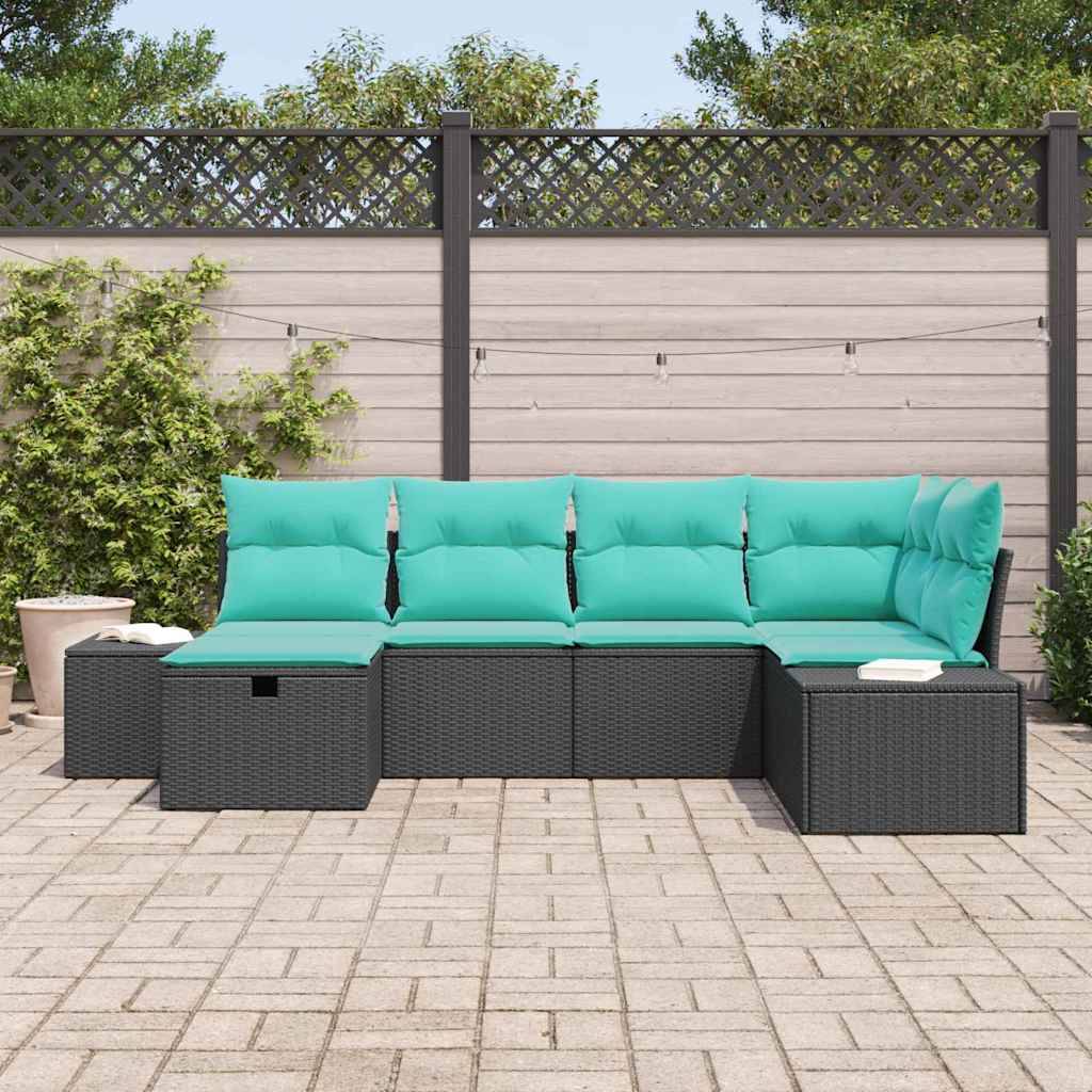 Outdoor-Terrassenmöbelset mit Sitzkissen in Blaugrün und dunklem Rattan-Ecksofa, angeordnet gegen einen Zaun auf einer gepflasterten Terrasse.