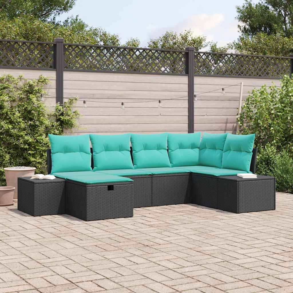Outdoor-Patio-Ecksofa mit türkisfarbenen Kissen und schwarzen Rattanrahmen auf einer gepflasterten Terrasse, vor einem Zaun und Grünflächenim Hintergrund.