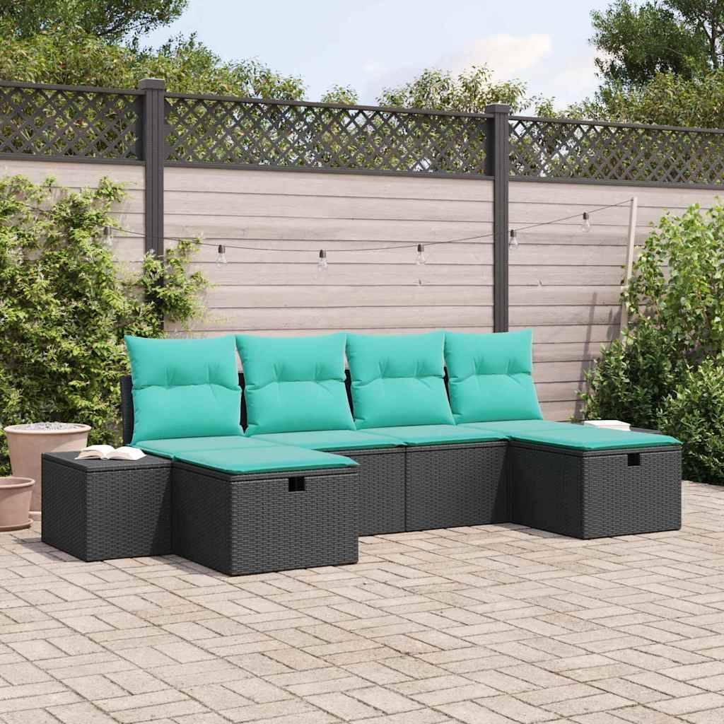 Outdoor-Terrassensektionalsofa mit türkisfarbenen Kissen und dunkelbrauner Rattanbasis auf einer gepflasterten Terrasse neben einem Zaun und Grünflächen.
