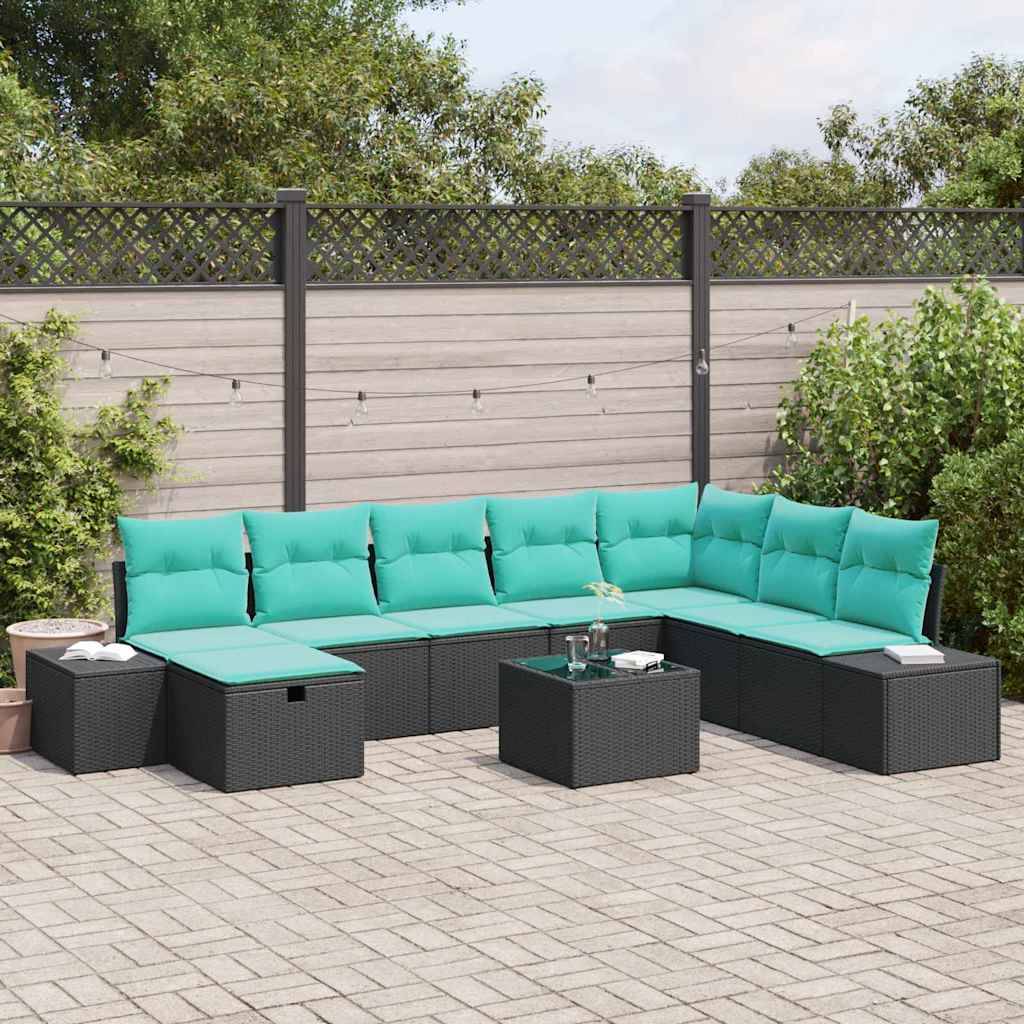 Outdoor-Terrasse mit modularem schwarzem Rattan-Ecksofa und türkisfarbenen Kissen, L-förmig um einen niedrigen Couchtisch auf einer gepflasterten Terrasse angeordnet.