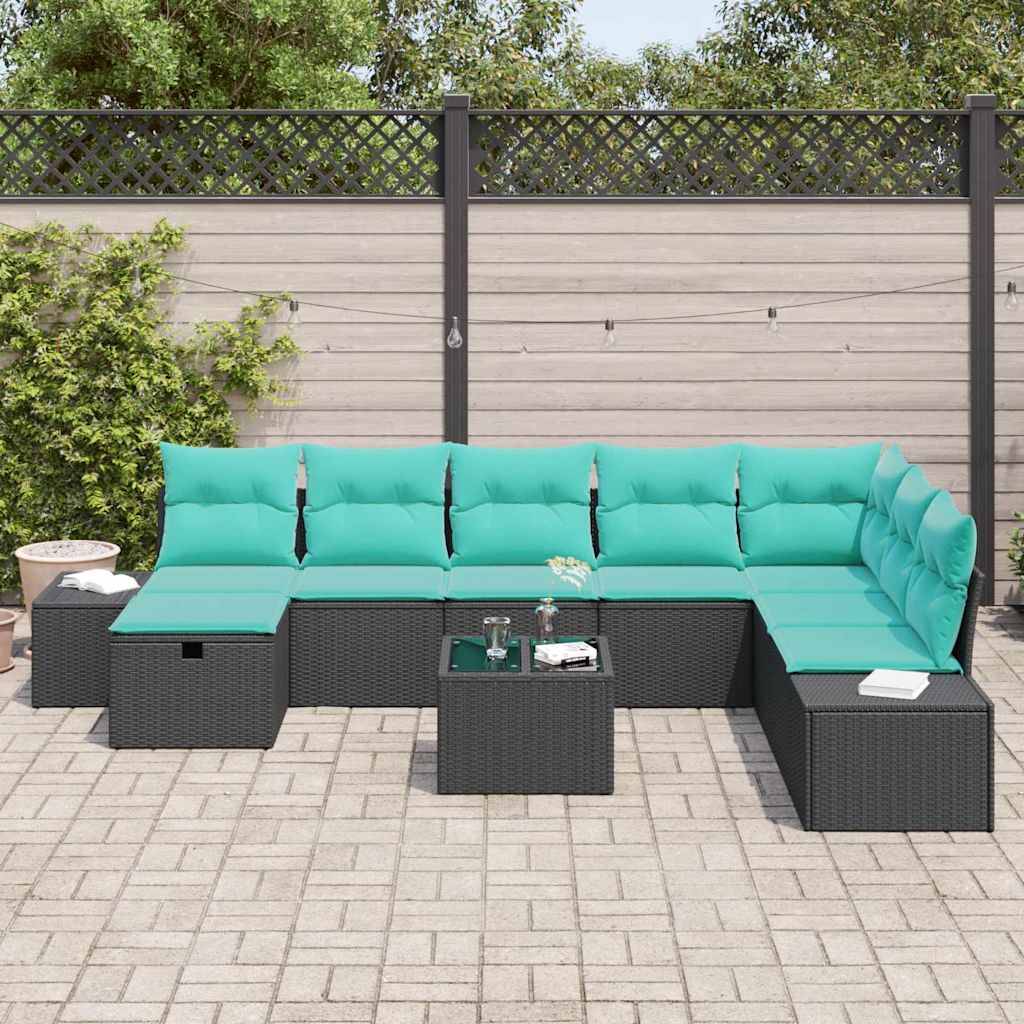 Outdoor-Terrasse mit schwarzem Rattansofa in L-Form und türkisfarbenen Kissen, plus passendem Beistelltisch und Couchtisch in einem eingezäunten Hinterhof.