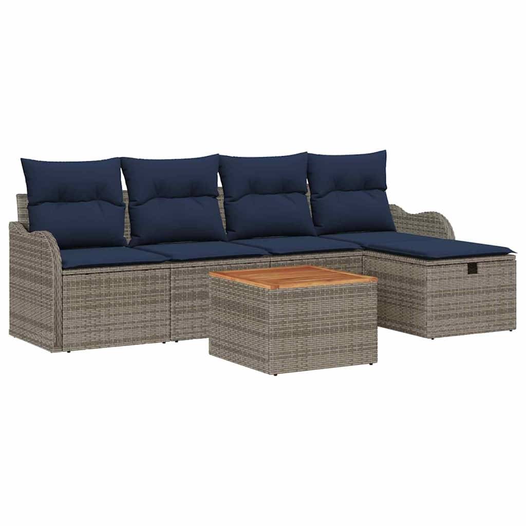 Outdoor-Sitzmöbel-Set mit dunkelblauem Polster und kleinem passendem Tisch mit Holzplatte.