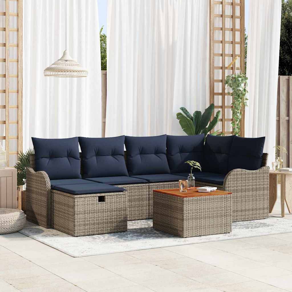 Outdoor-Terrassensectional-Sofa mit marineblauen Kissen, geflochtenem Rattangestell und passendem Couchtisch in einem hellen, dekorierten Wohnbereich