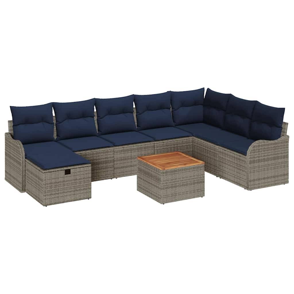 Graues Polyrattan-Außen-Loungesofa mit marineblauen Kissen und einem kleinen passenden quadratischen Couchtisch mit Holzplatte.