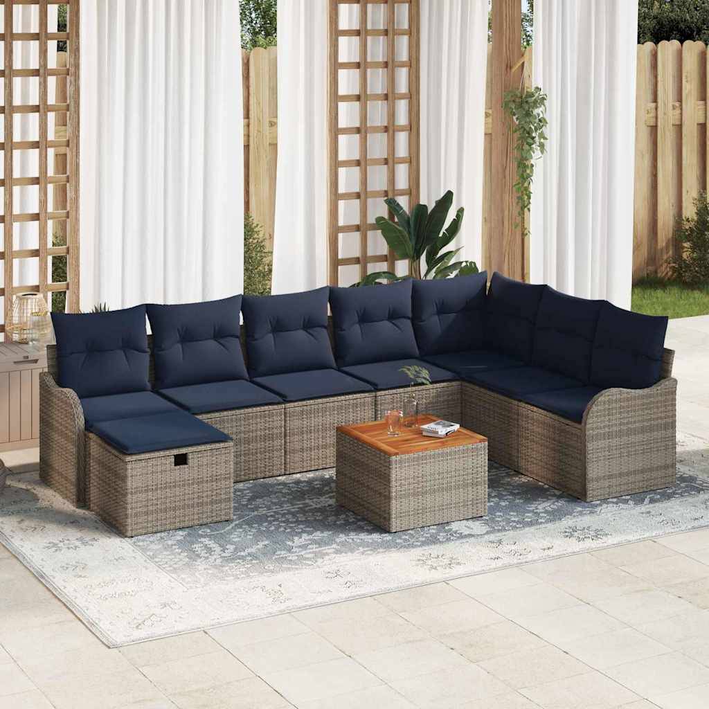 Outdoor-Loungeset mit dunkelblauen Kissen und passendem Couchtisch auf einem Terreppich in einer gartengestalteten Umgebung.