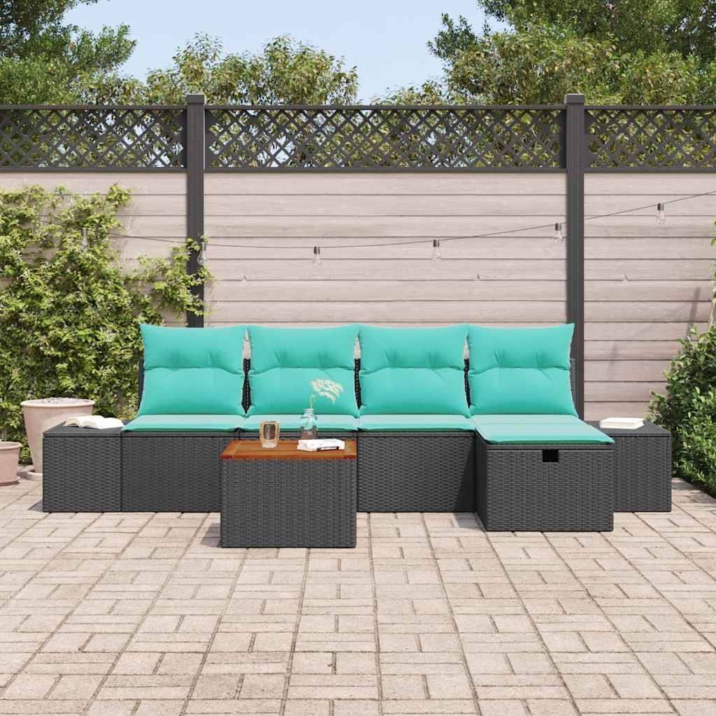 Outdoor-Terrasse mit schwarzem Rattan-Ecksofa und türkisfarbenen Kissen, zentriert um einen kleinen Couchtisch auf einer gepflasterten Terrasse.