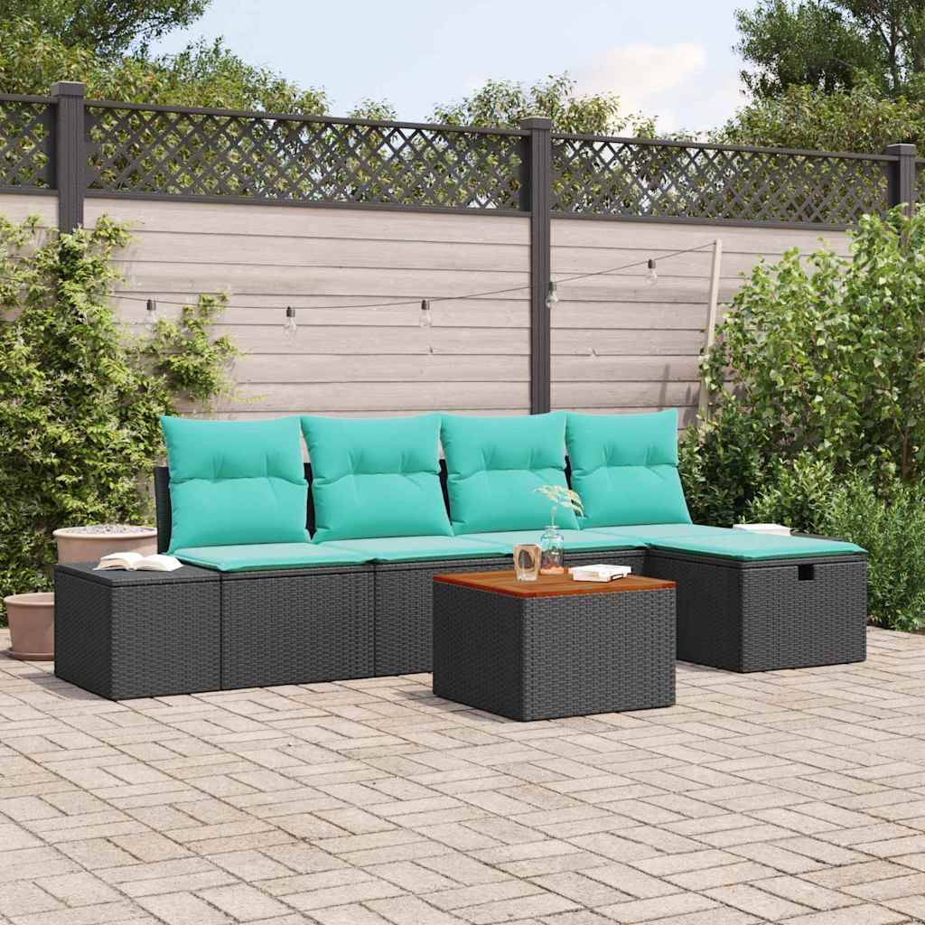 Gartenpolstersessel mit türkisfarbenem gepolstertem Ecksofa, passenden Ottomanen und Couchtisch auf einer gepflasterten Terrasse