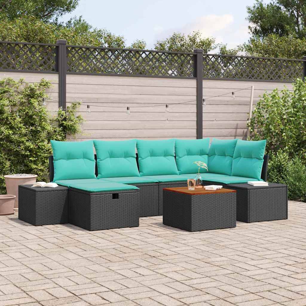 Gartenteasser-Sitzmöbel mit türkisen Kissen, schwarzen Rattansofas und Tischen, die auf einer gepflasterten Terrasse neben einem Gartenzaun angeordnet sind.