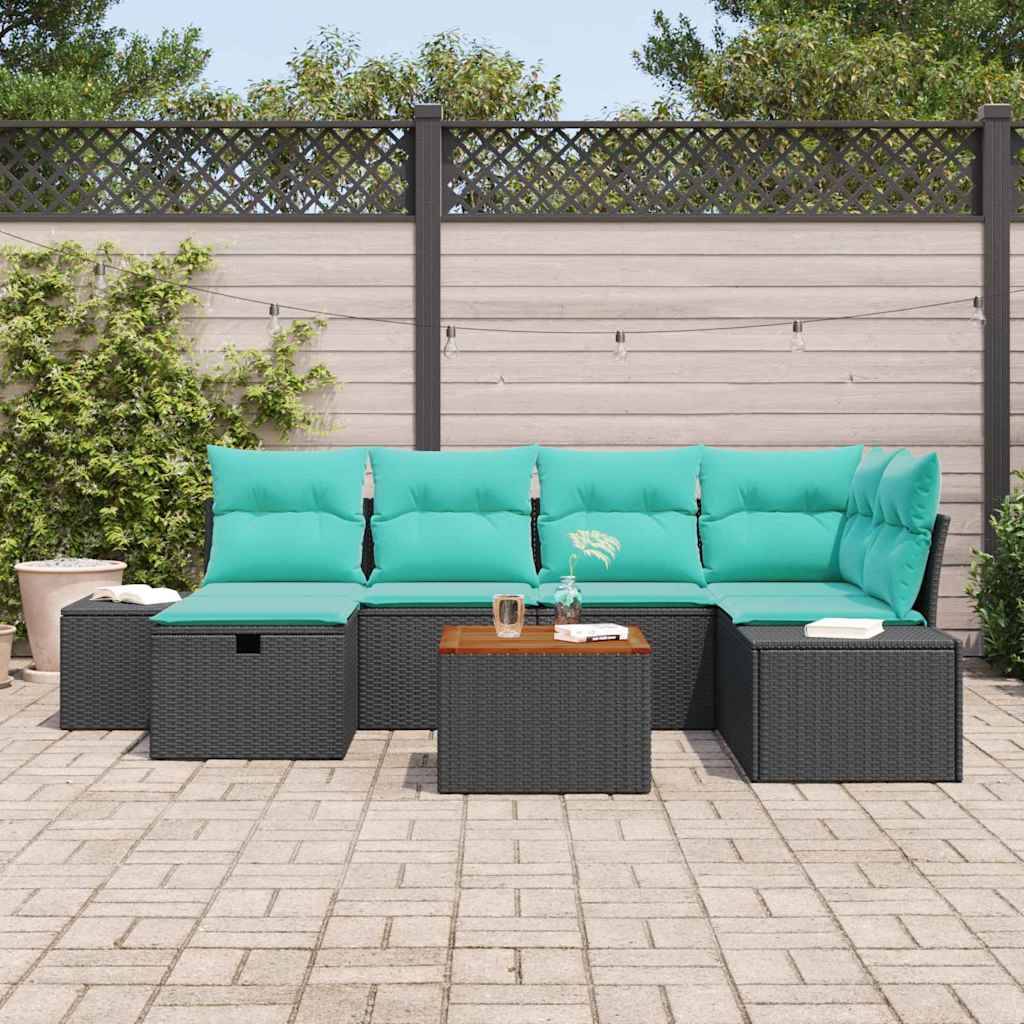 Gartenmöbel-Set für die Terrasse mit türkisfarbenen Kissen, dunkel geflochtener Eckgarnitur, passendem Tisch und Beistellhockern vor einem eingezäunten Hinterhof.