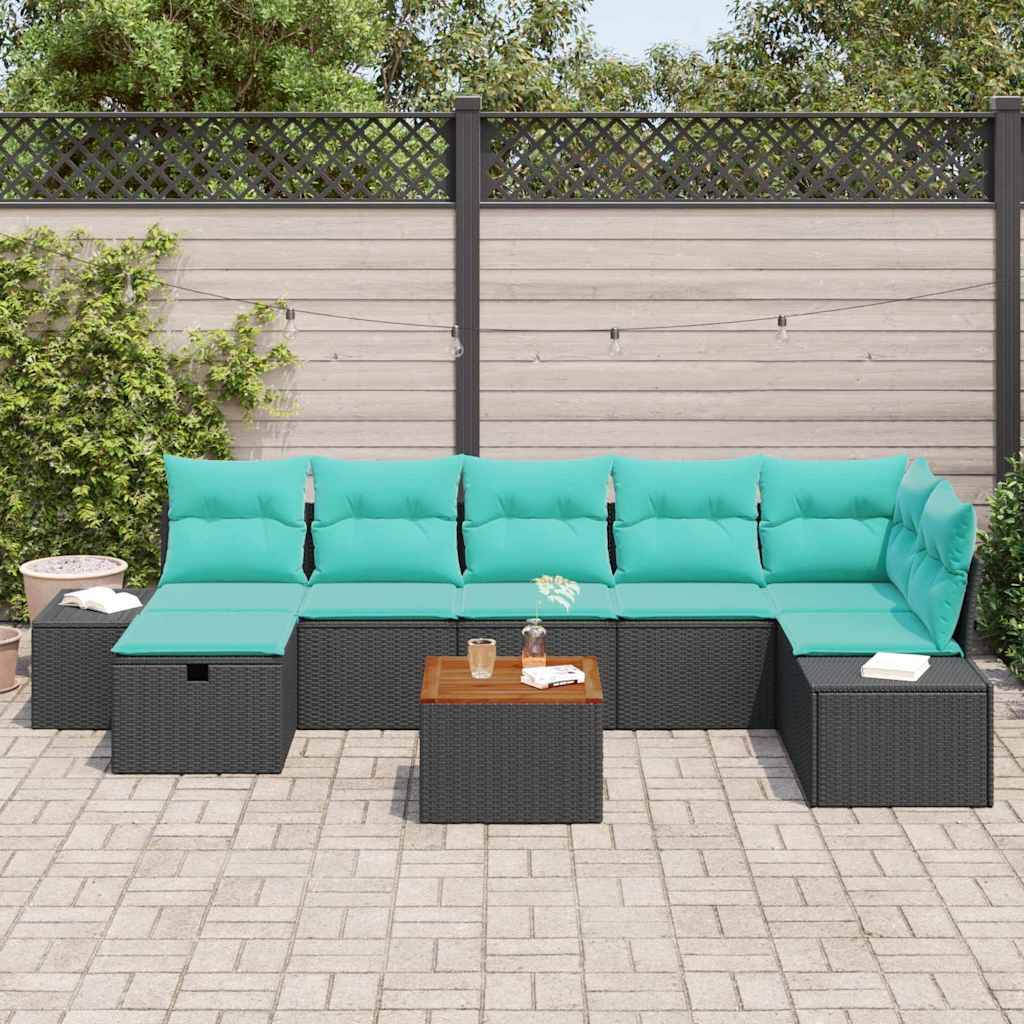 Gartenbestuhlung im Freien mit türkisen Kissen und dunkelm Rattangeflecht-Untergestell, angeordnet um einen kleinen Couchtisch auf einer gepflasterten Terrasse.