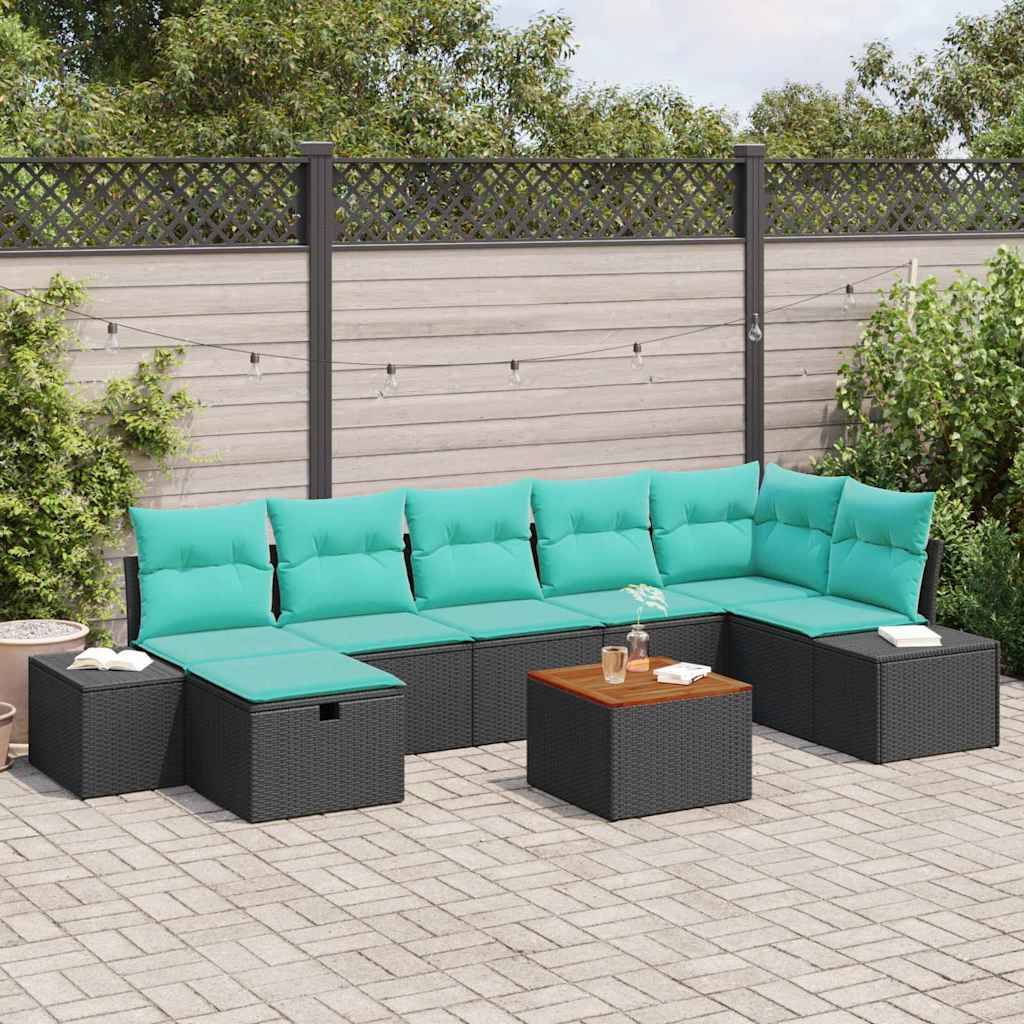 Outdoor-Terrassensektionalsofa-Set mit türkisfarbenen Kissen, schwarzen Rattangestellen und einem kleinen Couchtisch auf einer gepflasterten Hofterrasse.