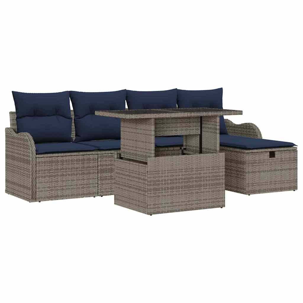 Graues Korbgeflecht-Außensofa mit blauen Kissen und einem passenden quadratischen Tisch in der Mitte, gezeigt auf weißem Hintergrund.
