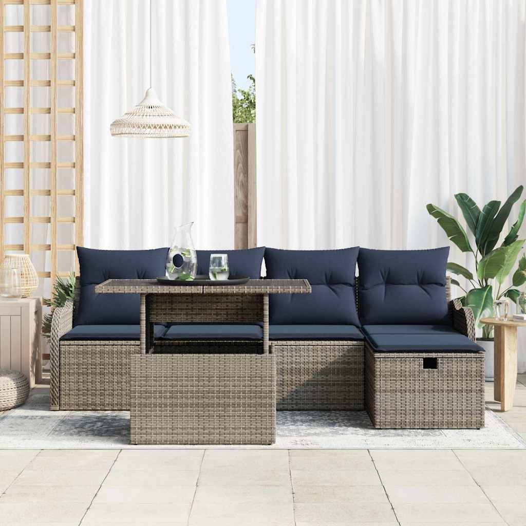 Gartensektional-Sofa mit dunkelblauem Polster und geflochtenen Rattanoptik-Rahmen, zentriert auf einem Tisch in einer hellen Außenlounge.