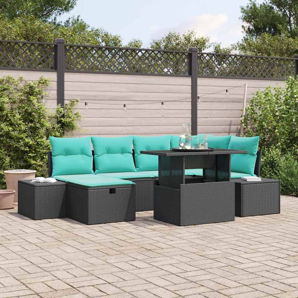 Outdoor-Terrassenmöbelset mit schwarzem Rattansektionalsofa, türkisfarbenen Kissen, Ottomanen und Tisch auf einer gepflasterten Hofterrasse.