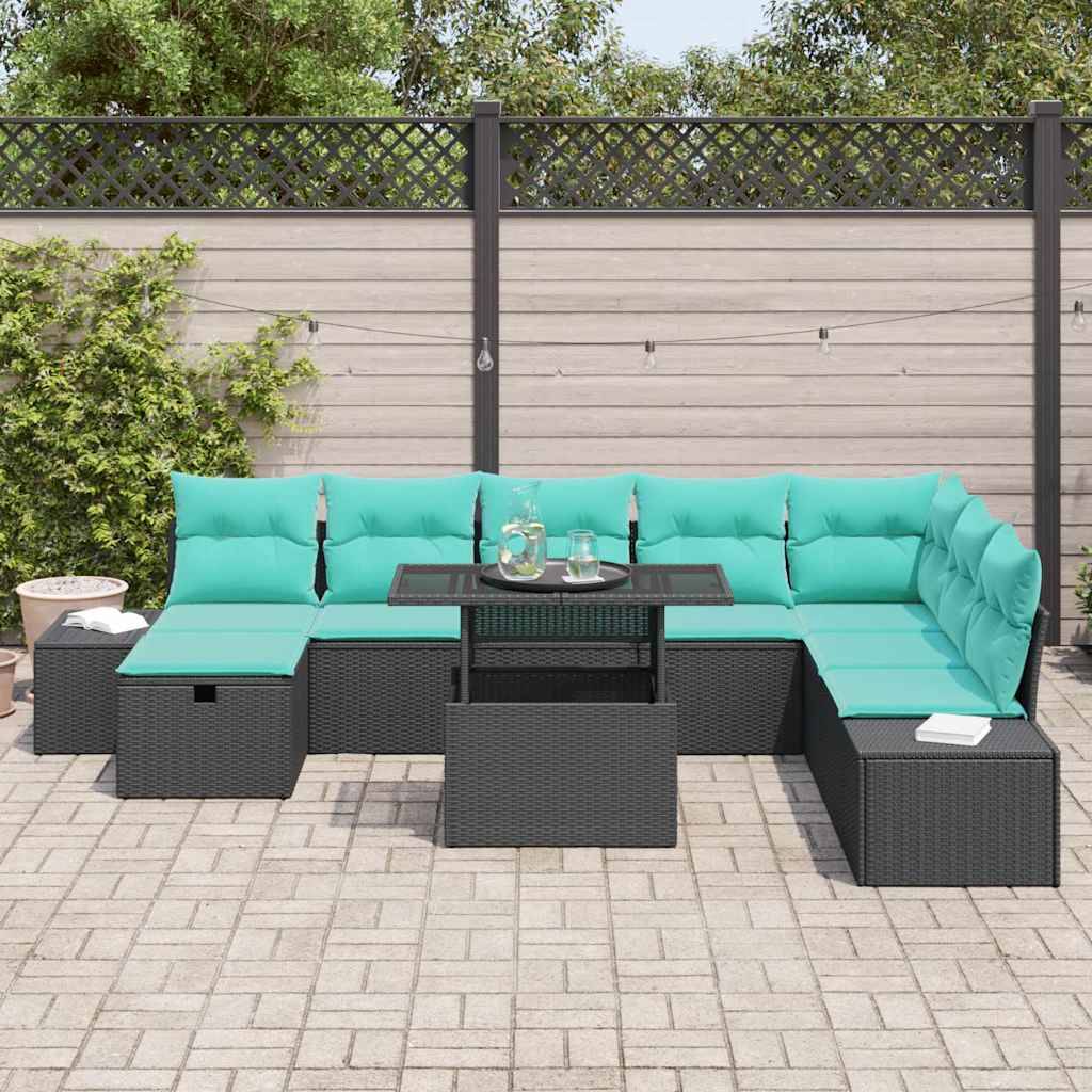Terrasse im Freien mit türkisfarbenem, gepolstertem Ecksofa aus Rattan und passendem Couchtisch auf einer gepflasterten Terrasse vor einem Gartenzaun.