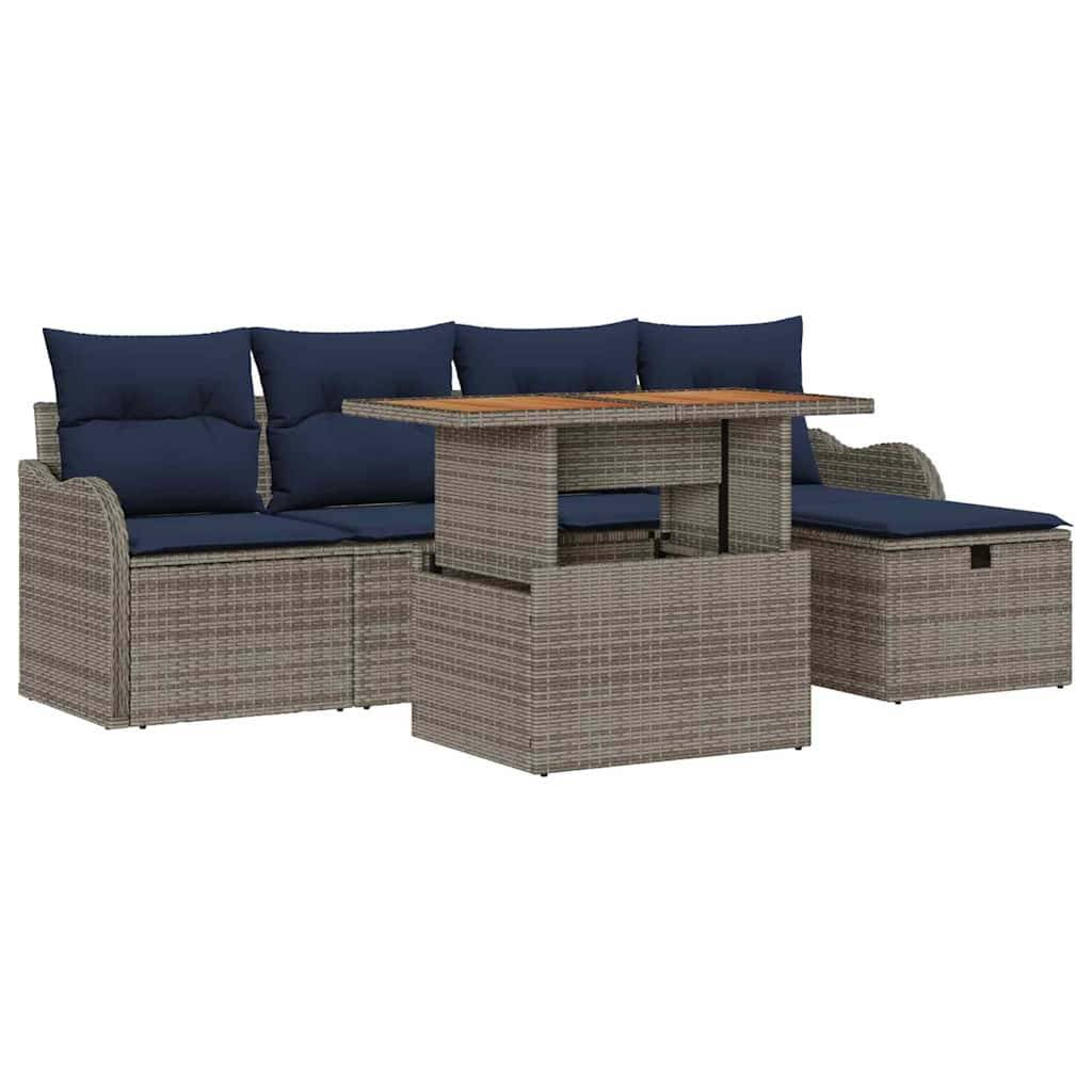 Outdoor-Rattanecksofa mit marineblauen Kissen und einem Tisch mit Hubfunktion, gezeigt vor weißem Hintergrund.