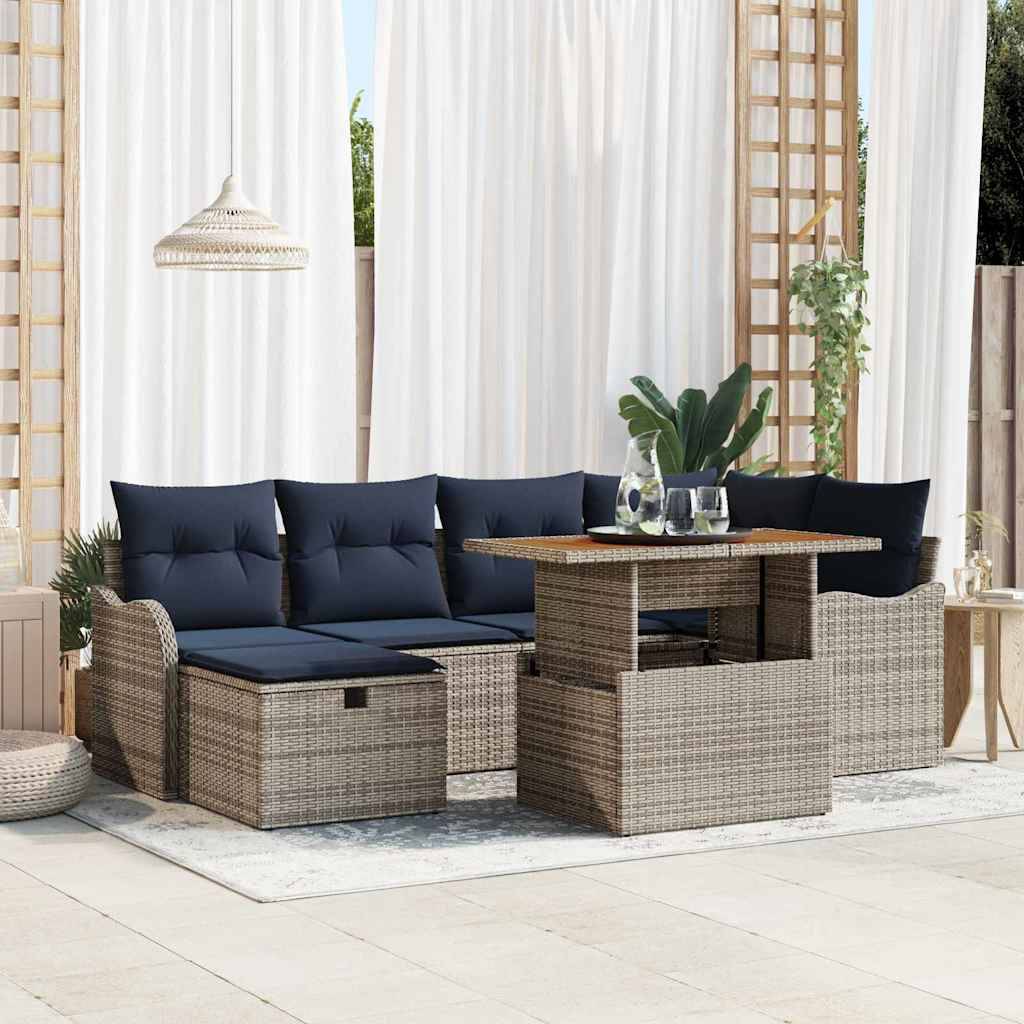 Outdoor-Sitzgarnitur auf der Terrasse mit geflochtenem Rattansofa, passendem Tisch und marineblauen Kissen auf einer hell gekachelte Terrasse