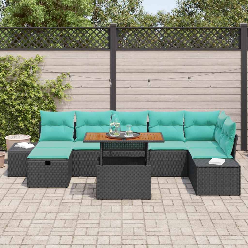 Outdoor-Terrassenmöbel-Set mit türkisfarbenen Kissen, einen zentralen Tisch und passende geflochtene Sitzkissen, arrangiert auf einer gepflasterten Terrasse neben einem Zaun und Grünflächen.