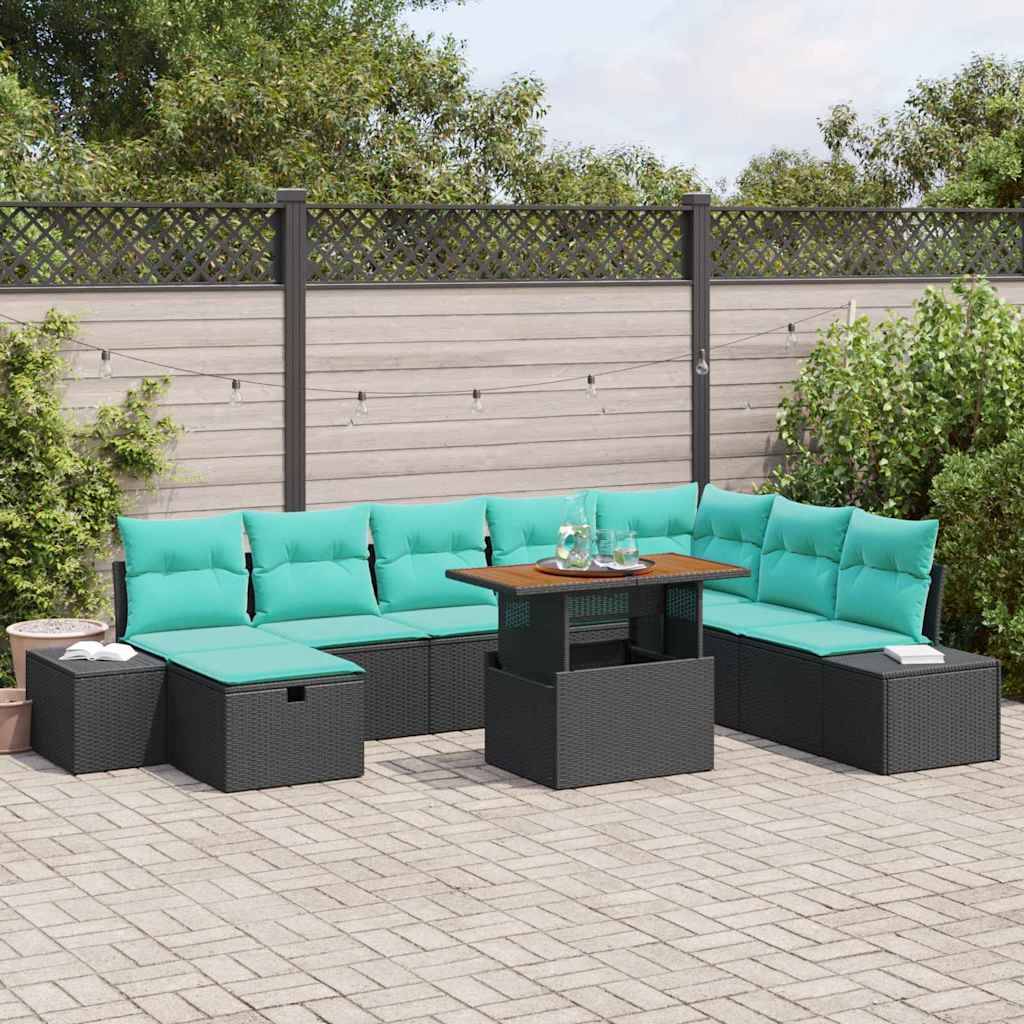 Outdoor-Terrassenmöbel-Set mit türkisfarbenen Kissen, schwarzem Rattansektional, Ottomanen und kleinem Couchtisch in einem eingezäunten Hinterhof.